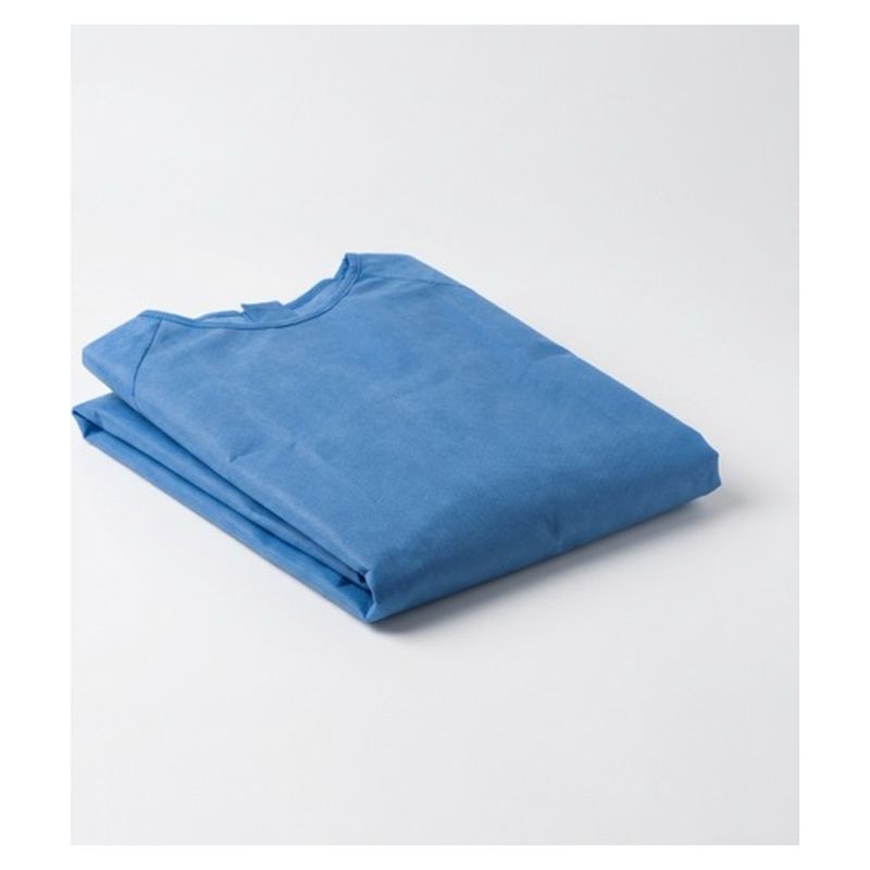 Bata desechable azul doblada sobre fondo blanco