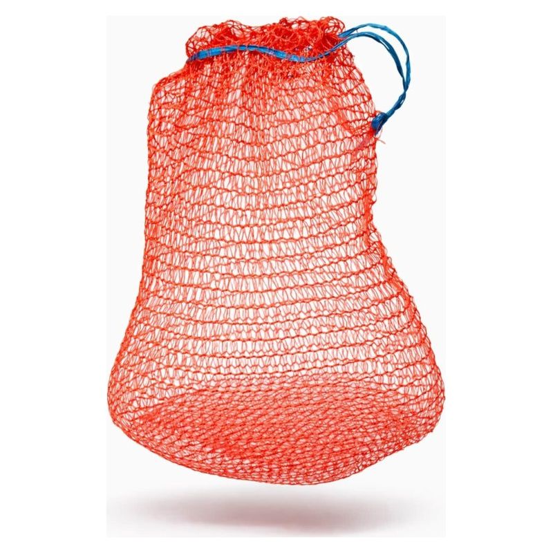 Saco de malla roja vacío con cordón azul de cierre