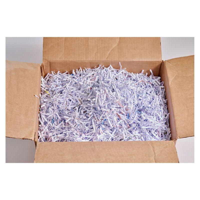 Caja de cartón abierta llena de viruta de papel