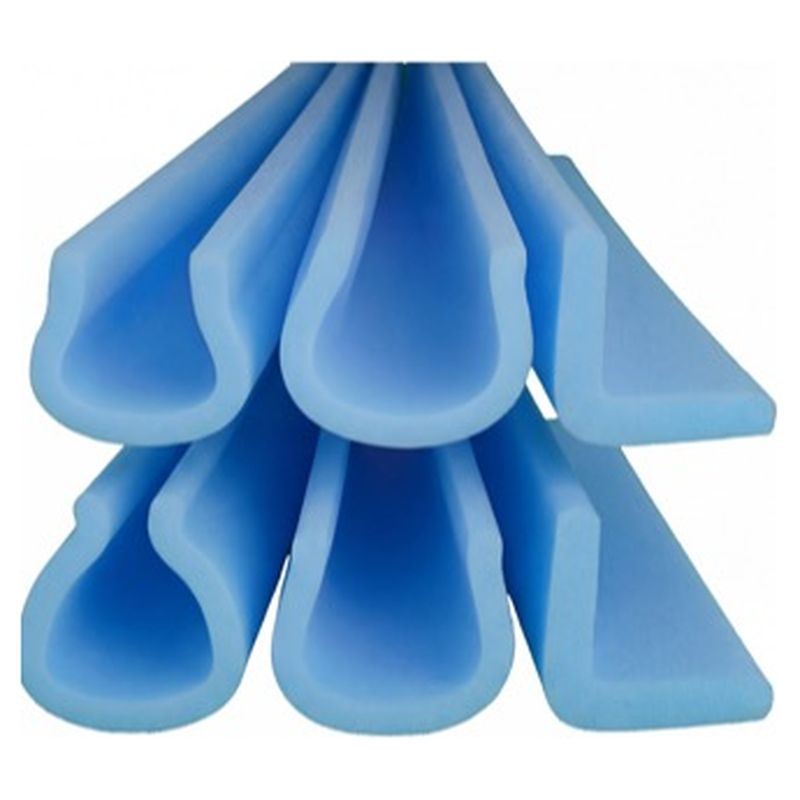Profili di foam azzurro a forma di U e di L impilati